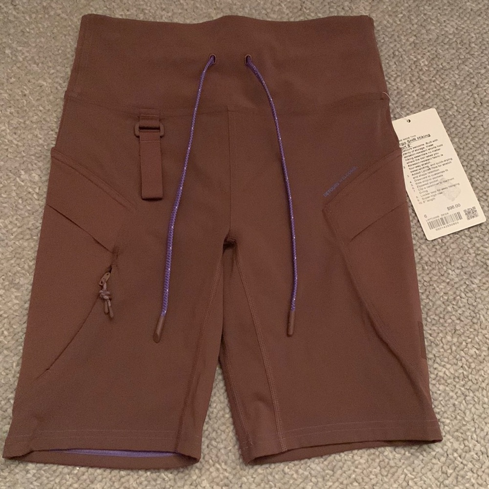 Brand new Lululemon Cargo SHR Hiking Short 8" (Size 6- NWT)